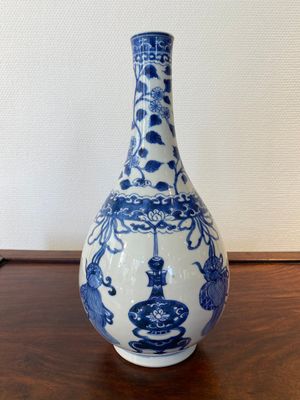 A Chinese blue and white bottle vase, Kangxi — photo 3