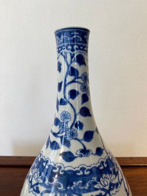 A Chinese blue and white bottle vase, Kangxi — photo 4