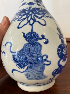 A Chinese blue and white bottle vase, Kangxi — photo 7