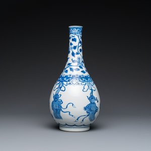 A Chinese blue and white bottle vase, Kangxi — photo 4