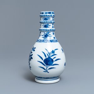 A Chinese blue and white bottle vase, Kangxi mark, 19th C. — 照片 2