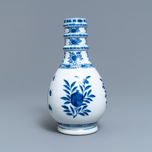 A Chinese blue and white bottle vase, Kangxi mark, 19th C. — 照片 4