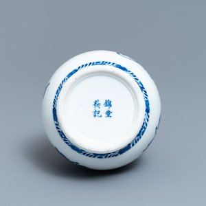 A Chinese blue and white bottle vase, Kangxi mark, 19th C. — 照片 5