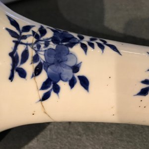 A Chinese blue and white bottle vase, Kangxi mark and of the period — photo 11