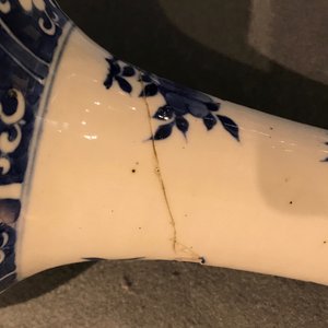 A Chinese blue and white bottle vase, Kangxi mark and of the period — photo 7