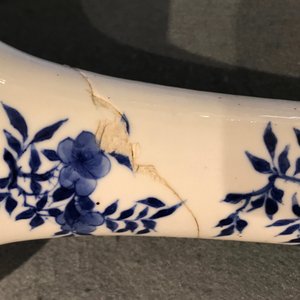 A Chinese blue and white bottle vase, Kangxi mark and of the period — photo 8