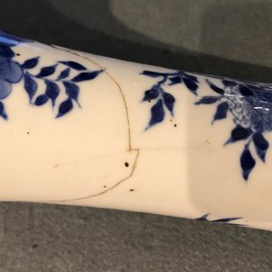 A Chinese blue and white bottle vase, Kangxi mark and of the period — photo 9