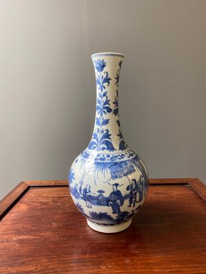 A Chinese blue and white bottle vase, Transitional period — 照片 1