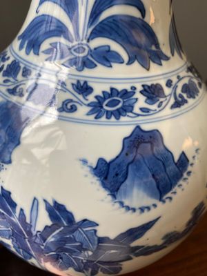 A Chinese blue and white bottle vase, Transitional period — 照片 11