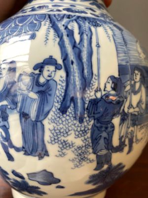 A Chinese blue and white bottle vase, Transitional period — 照片 16