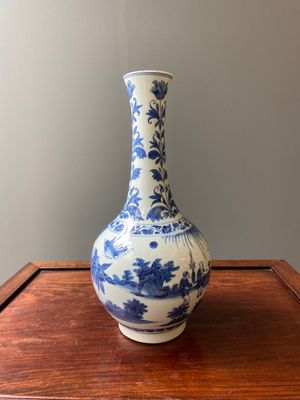 A Chinese blue and white bottle vase, Transitional period — 照片 4