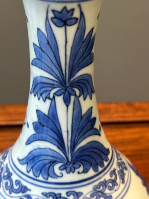 A Chinese blue and white bottle vase, Transitional period — 照片 12