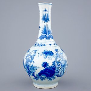 A Chinese blue and white bottle vase, Transitional period, 1620-1683 — photo 4