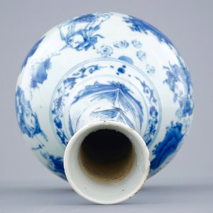 A Chinese blue and white bottle vase, Transitional period, 1620-1683 — photo 5