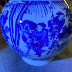 A Chinese blue and white bottle vase, Transitional period — photo 15