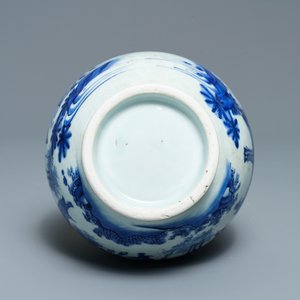 A Chinese blue and white bottle vase, Transitional period — photo 5