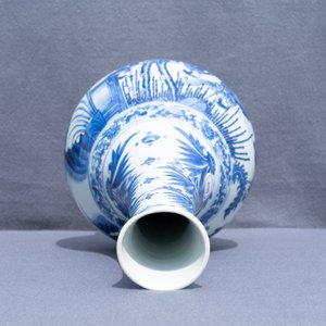 A Chinese blue and white bottle vase, Transitional period — photo 16