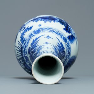A Chinese blue and white bottle vase, Transitional period — photo 6