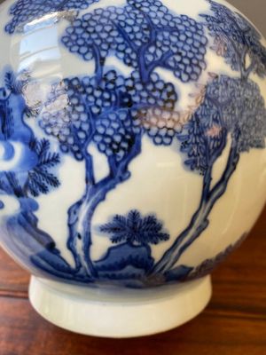A Chinese blue and white bottle vase, Transitional period — 照片 11