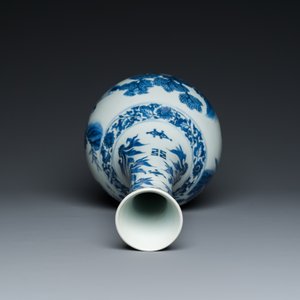 A Chinese blue and white bottle vase, Transitional period — 照片 5