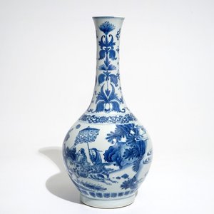 A Chinese blue and white bottle vase, Transitional period — 照片 1
