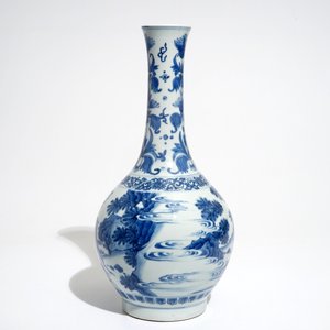 A Chinese blue and white bottle vase, Transitional period — 照片 2