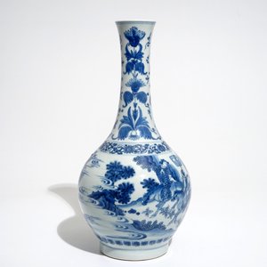 A Chinese blue and white bottle vase, Transitional period — 照片 3