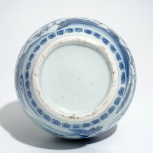 A Chinese blue and white bottle vase, Transitional period — 照片 8
