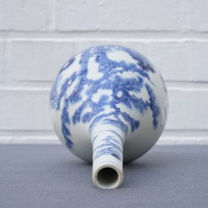 A Chinese blue and white bottle vase with a fisherman, 19th C. — 照片 11