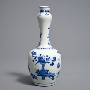 A Chinese blue and white bottle vase with 'antiquities' design, Kangxi — 照片 2