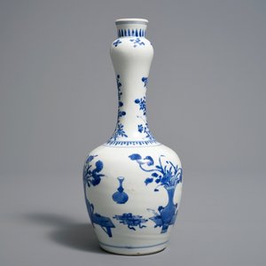 A Chinese blue and white bottle vase with 'antiquities' design, Kangxi — 照片 4