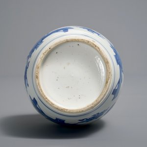 A Chinese blue and white bottle vase with 'antiquities' design, Kangxi — 照片 5