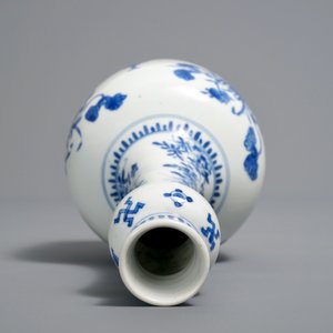 A Chinese blue and white bottle vase with 'antiquities' design, Kangxi — 照片 6
