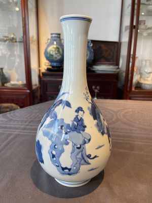 A Chinese blue and white bottle vase with court ladies and playing boys, Chenghua mark, Kangxi — 照片 1