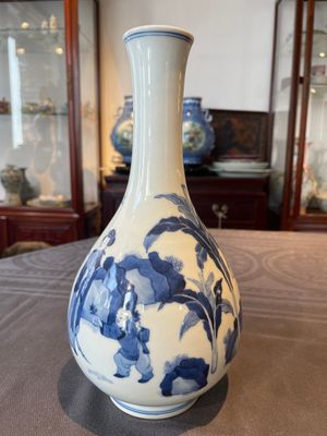 A Chinese blue and white bottle vase with court ladies and playing boys, Chenghua mark, Kangxi — 照片 11