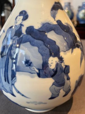 A Chinese blue and white bottle vase with court ladies and playing boys, Chenghua mark, Kangxi — 照片 12