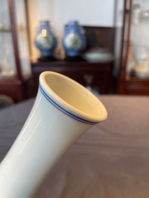 A Chinese blue and white bottle vase with court ladies and playing boys, Chenghua mark, Kangxi — 照片 13