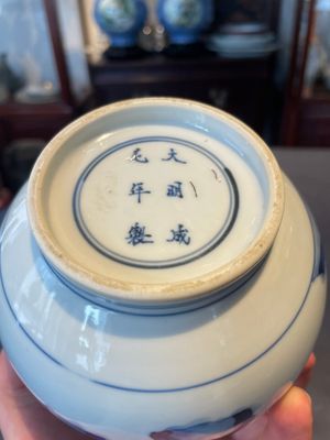 A Chinese blue and white bottle vase with court ladies and playing boys, Chenghua mark, Kangxi — 照片 2