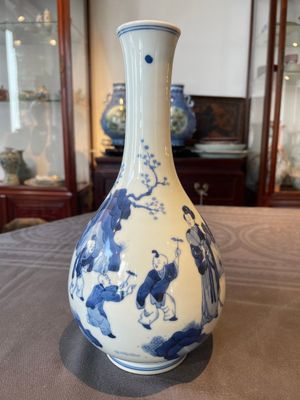 A Chinese blue and white bottle vase with court ladies and playing boys, Chenghua mark, Kangxi — 照片 4