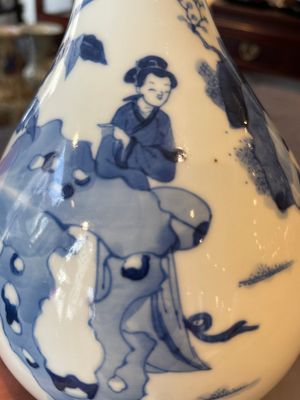 A Chinese blue and white bottle vase with court ladies and playing boys, Chenghua mark, Kangxi — 照片 5