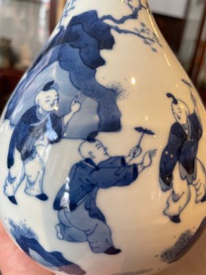 A Chinese blue and white bottle vase with court ladies and playing boys, Chenghua mark, Kangxi — 照片 6