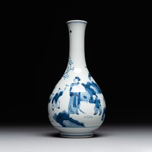 A Chinese blue and white bottle vase with court ladies and playing boys, Chenghua mark, Kangxi — 照片 1
