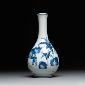 A Chinese blue and white bottle vase with court ladies and playing boys, Chenghua mark, Kangxi — 照片 2