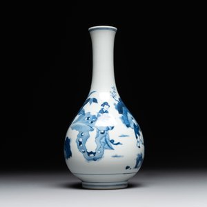 A Chinese blue and white bottle vase with court ladies and playing boys, Chenghua mark, Kangxi — 照片 3