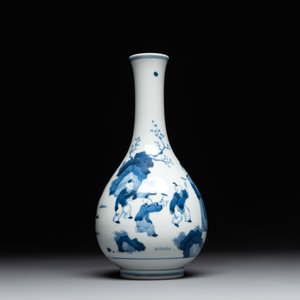 A Chinese blue and white bottle vase with court ladies and playing boys, Chenghua mark, Kangxi — 照片 4