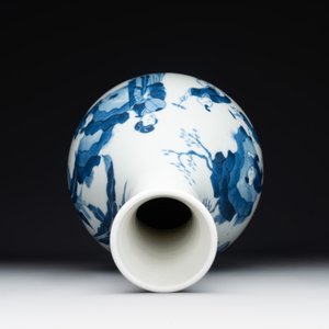 A Chinese blue and white bottle vase with court ladies and playing boys, Chenghua mark, Kangxi — 照片 5