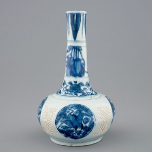 A Chinese blue and white bottle vase with cranes, Wanli, 1573-1619 — photo 1