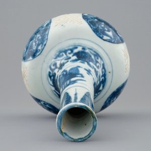 A Chinese blue and white bottle vase with cranes, Wanli, 1573-1619 — photo 5