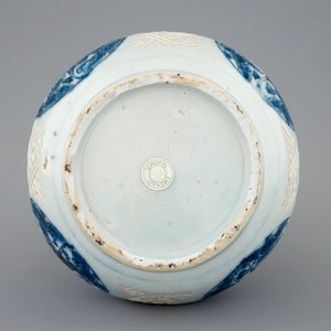 A Chinese blue and white bottle vase with cranes, Wanli, 1573-1619 — photo 6