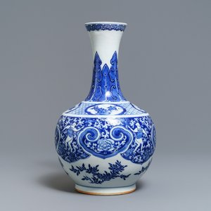 A Chinese blue and white bottle vase with dancers on a floral ground, 19th C. — photo 1